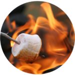 Marshmallow grillé au feu de camp
